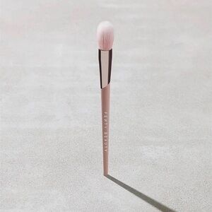 PRECISION HIGHLIGHTER BRUSH 135 Fenty Beauty